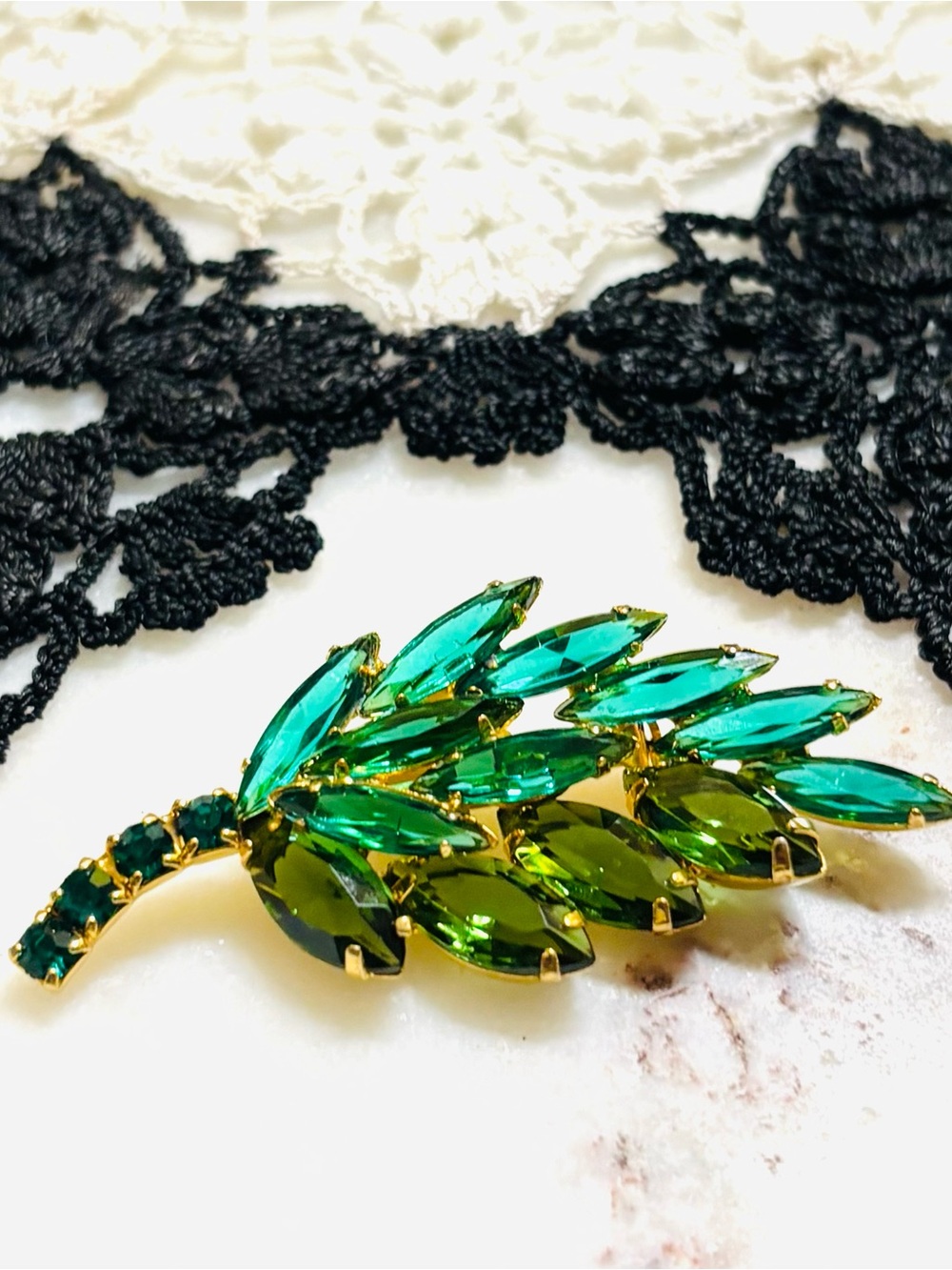 Vintage Green Crystal Rhinestone Leaf Brooch - Gold Tone